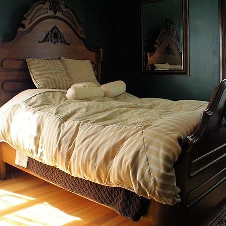 Whiskey Mansion Bed and Breakfast Saint Joseph Δωμάτιο φωτογραφία