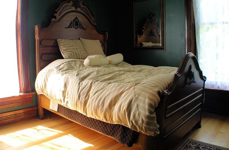 Whiskey Mansion Bed and Breakfast Saint Joseph Δωμάτιο φωτογραφία