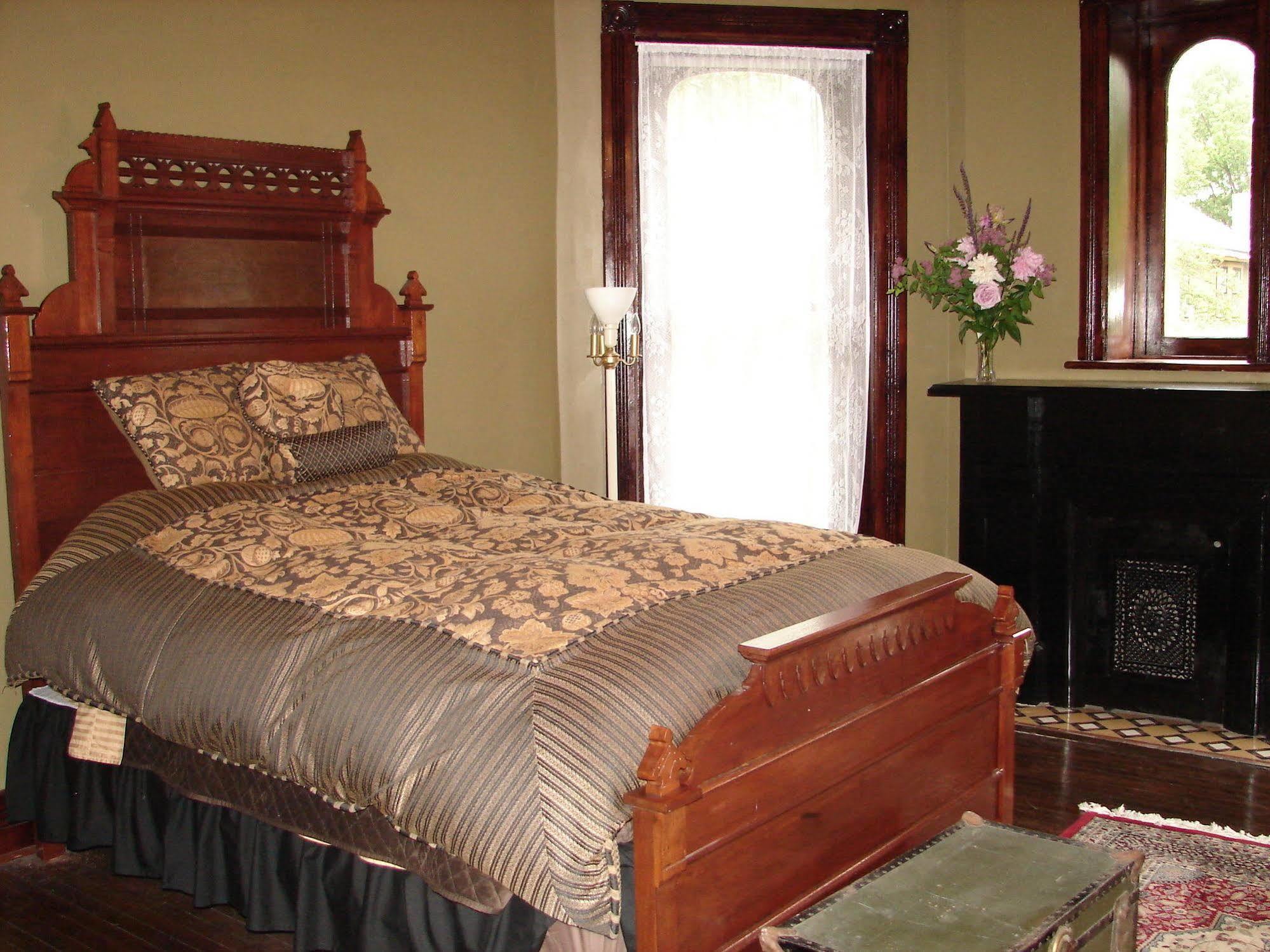 Whiskey Mansion Bed and Breakfast Saint Joseph Δωμάτιο φωτογραφία