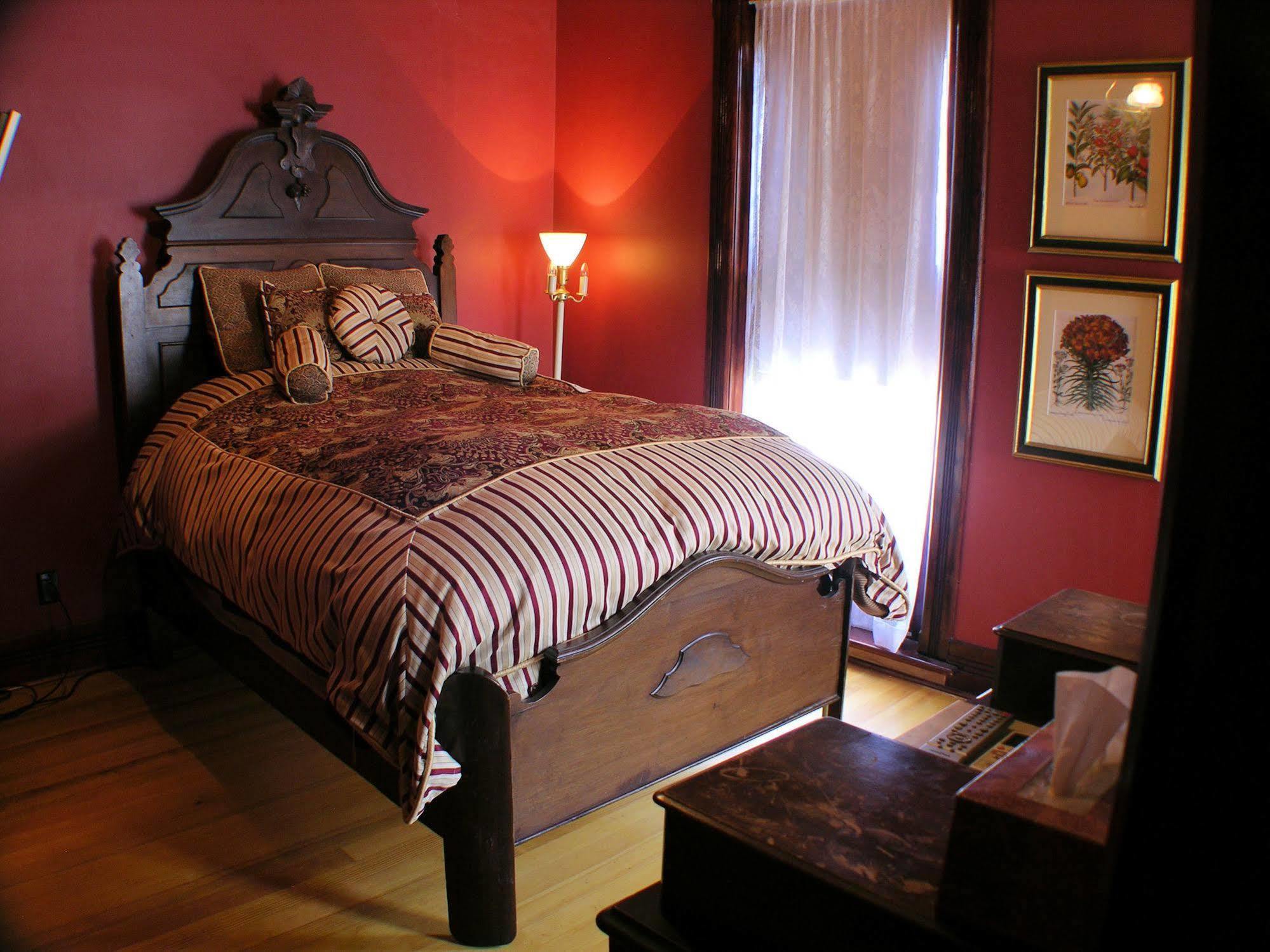 Whiskey Mansion Bed and Breakfast Saint Joseph Δωμάτιο φωτογραφία