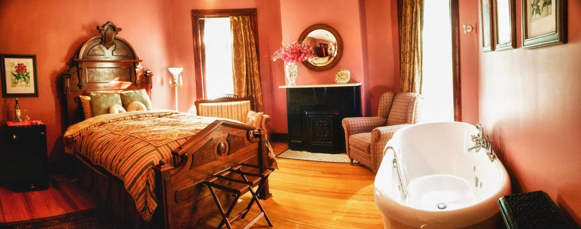 Whiskey Mansion Bed and Breakfast Saint Joseph Εξωτερικό φωτογραφία
